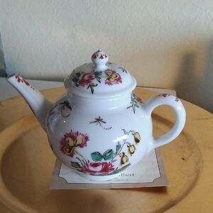 Victoria &Albert "Bow" Teapot